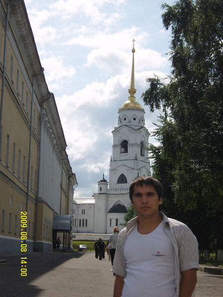 Леня Николаев