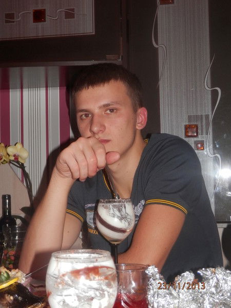 > > > Женя < < <