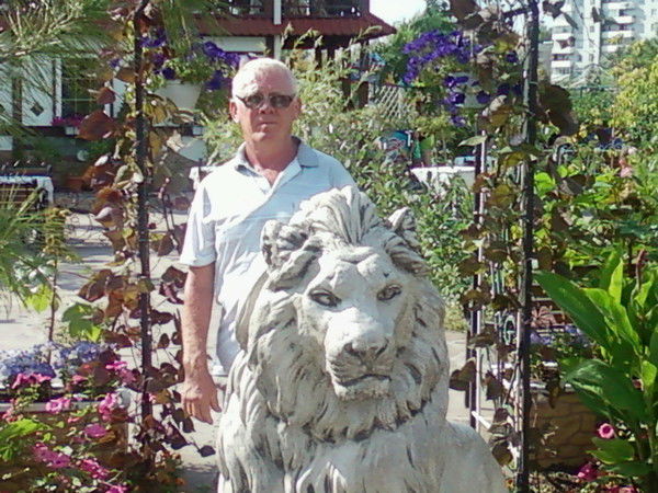 Виктор Узарин