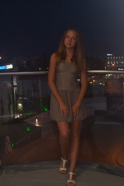 Анюта Попова