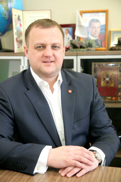 Максим Зверев