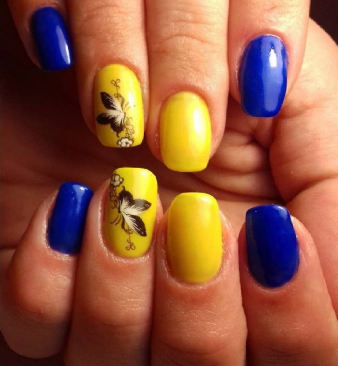 Ногти синие с желтым