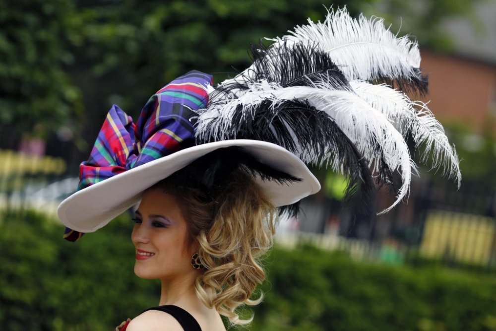 Шляпа это. Скачки Роял аскот шляпки леди. Royal Ascot 1752. Скачки в Англии парад шляпок. Шляпа с пером.