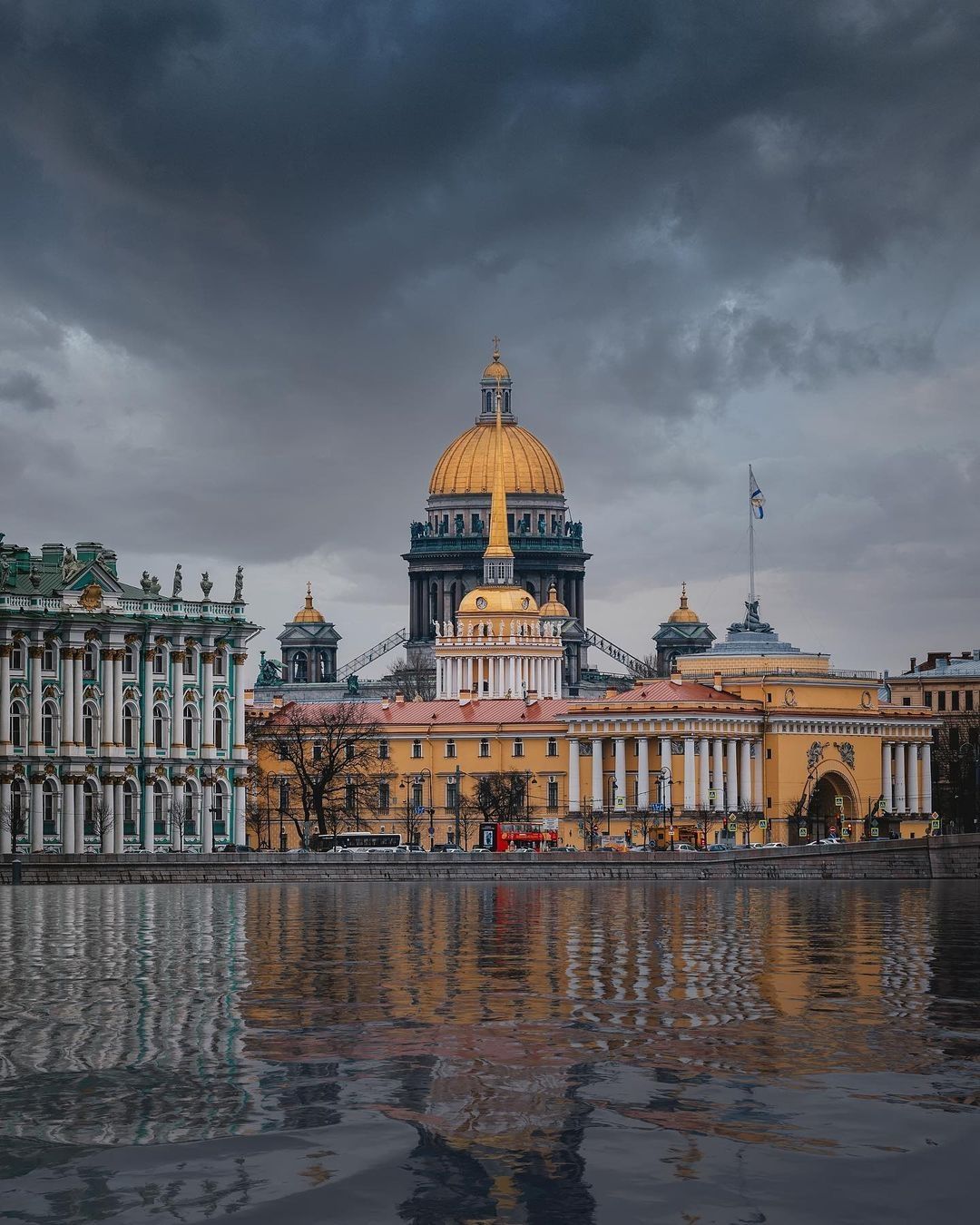 Исаакиевский собор в Санкт Петербурге летом