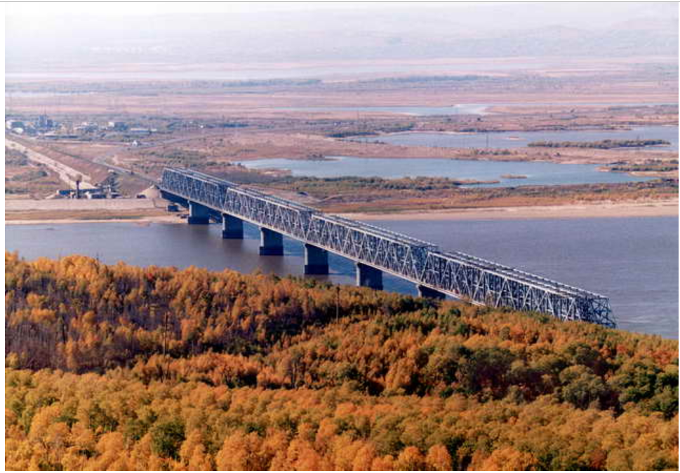 Амур время сейчас. Мост через Амур Комсомольск-на-Амуре. Мост через реку Амур в Комсомольске на Амуре. Железнодорожный мост Комсомольск на Амуре. Железнодорожный мост через реку Амур у Хабаровска.