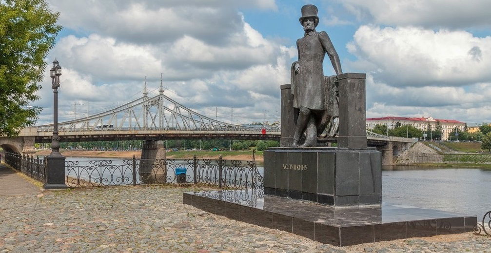 Тверь сходить. Памятник Пушкину в Твери. Памятник Пушкину в Твери в Горсаду. Памятник Пушкину Тверь Горсад. Памятник Пушкину в Твери на набережной.