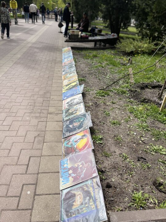 Алеет новая заря, Мы просыпаемся. Пьём кофе. И это всё благодаря Тому ...